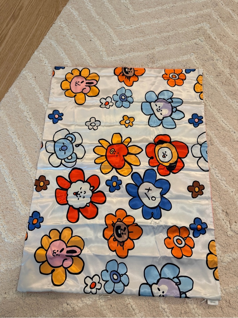 Playful Floral Print Satin Pillowcase - Multicolor